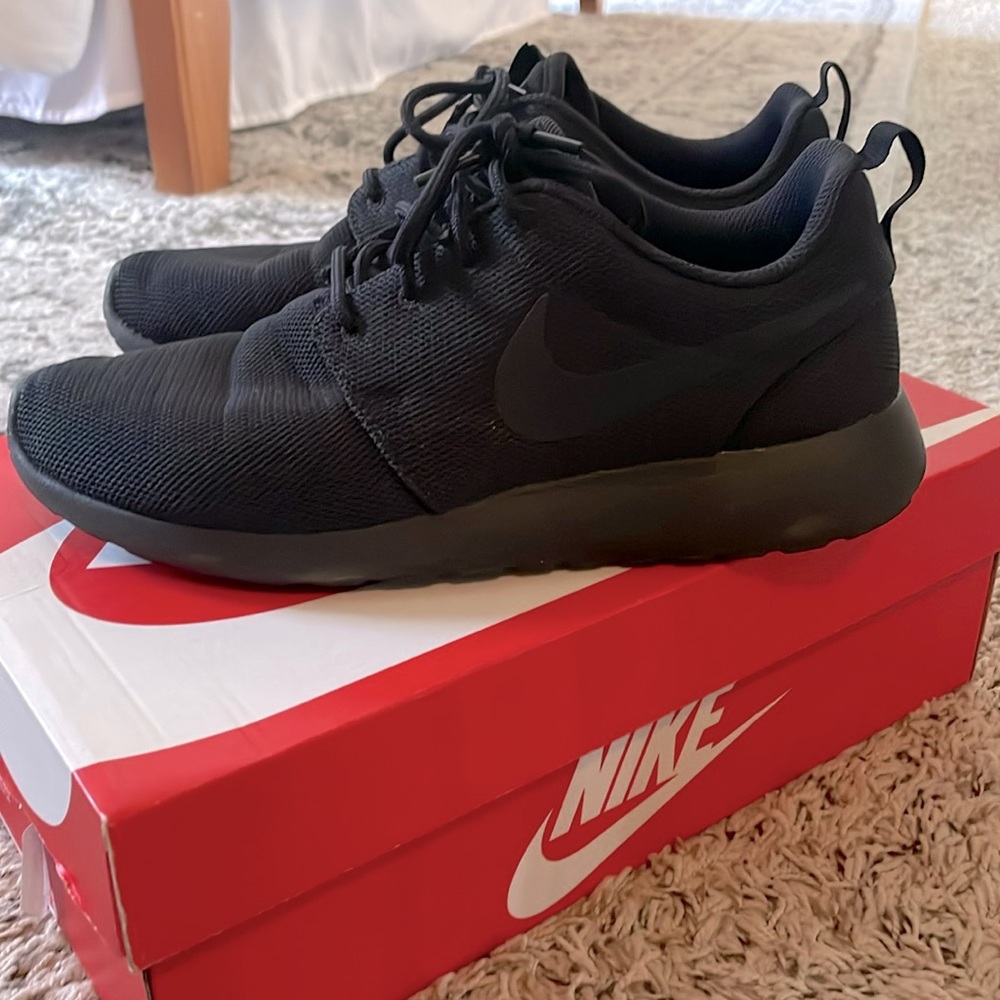 All black Nike roshe one.